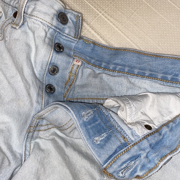 Light wash Levi’s short - Picture 3 of 3